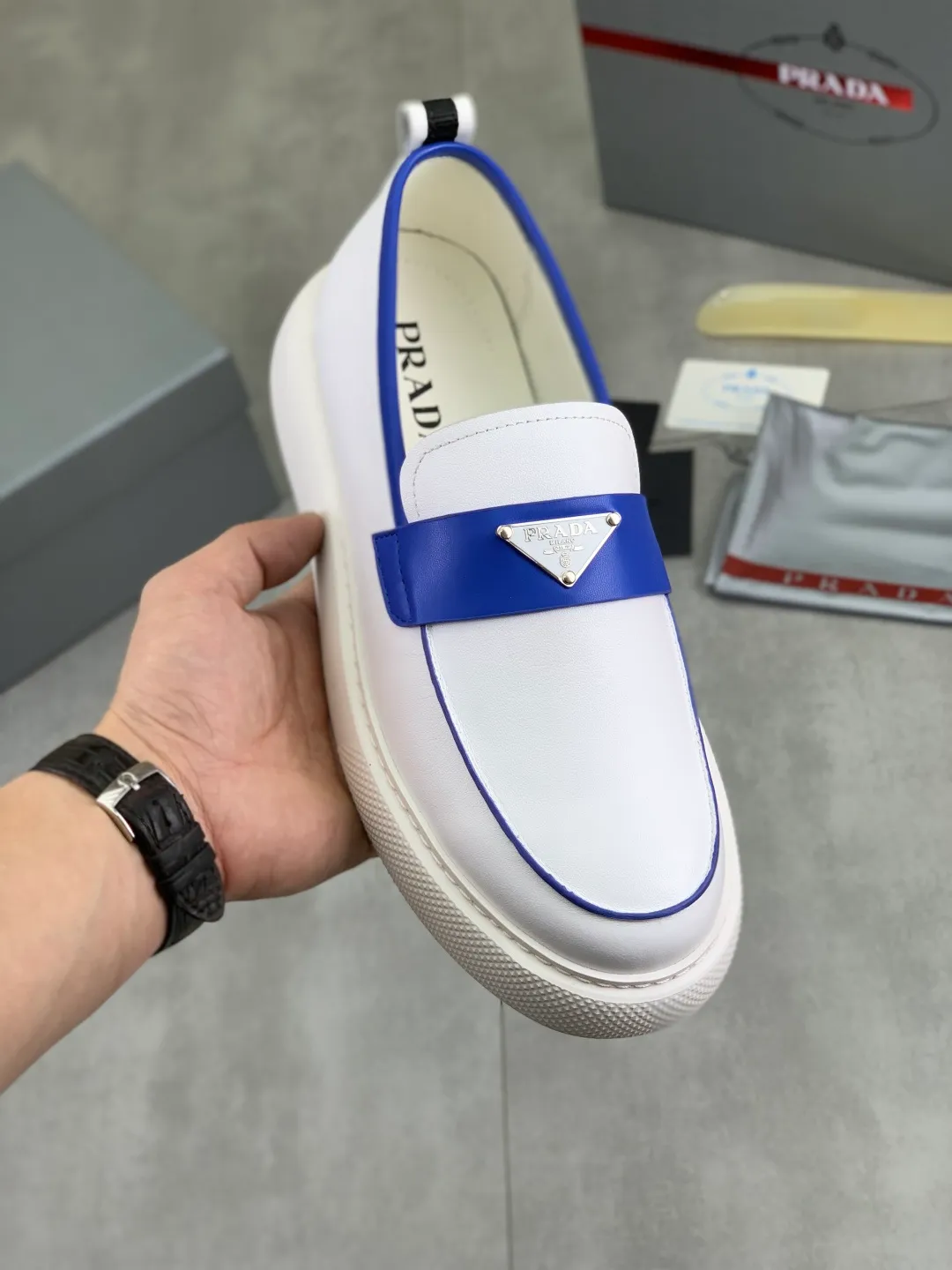 Men's Men's Shoes 💰P560 💰【New Style】 The latest model of high-quality PRADA classic men's shoes has been launched on the official website in 1:1 copy, synchronized in Hong Kong and on the same catwalk; all made of calfskin➕imported cowhide lining, 🍡🍡original rubber outsole, non-slip and wear-resistant; comfortable on the feet, attractive style, fine workmanship, and simple and neat shoe lasts, showing the courage and toughness of men, 👍sizes 38 to 44 (45 can be customized) black and white Blue color🉑️choose